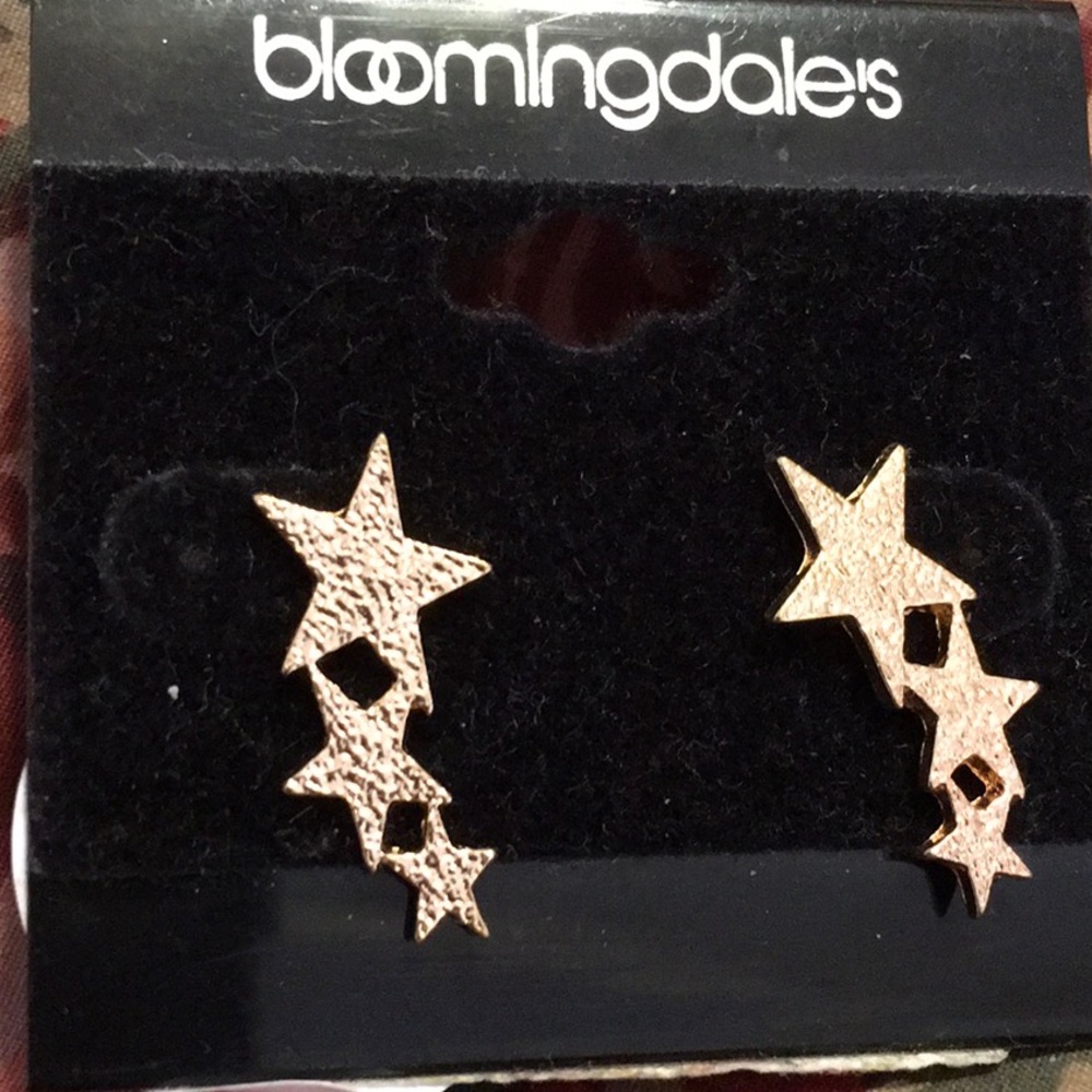 BLOOMINGDALE’S NWT Earrings, pierced, cascading Stars, gold tone. Size 1” length